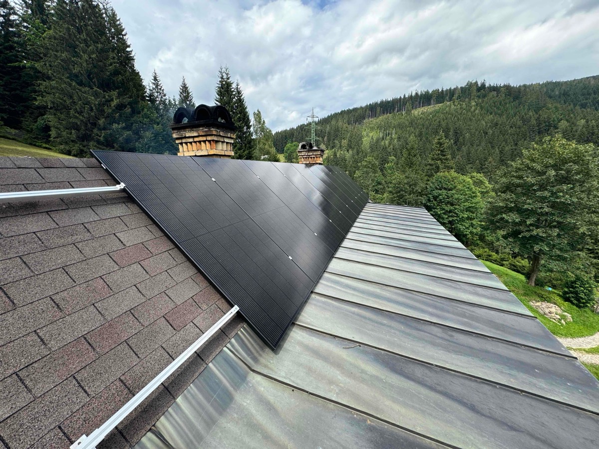 Fotovoltaika na střeše horské chalupy ve Špindlerově Mlýně